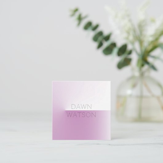 シックモダン赤面パープルプロフェッショナルタイポグラフィ スクエア名刺 (スタンド正面)