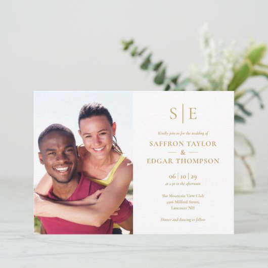 シックモダン金ゴールドモノグラム結婚フォト 招待状 (スタンド正面)