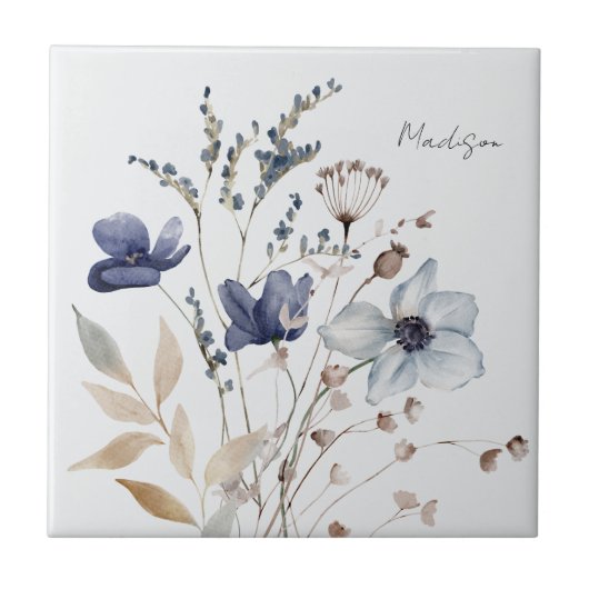 シックモノグラムのかわいらしウォーターカラーブルーフラワー タイル (正面)
