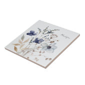 シックモノグラムのかわいらしウォーターカラーブルーフラワー タイル (側面)