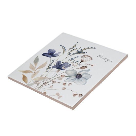 シックモノグラムのかわいらしウォーターカラーブルーフラワー タイル (側面)