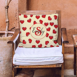 シックモノグラムの赤いハートオン黄 クッション