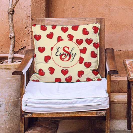 シックモノグラムの赤いハートオン黄 クッション