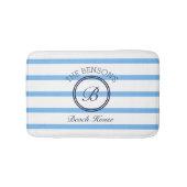 シックモノグラムブルーストライプビーチズファミリーネーム バスマット (正面)