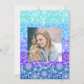 シックレインボーブルーストライプフローラフォト誕生日 招待状 (裏面)