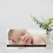 シックレースベビー誕生発表 | ピンクフォトカード 案内状 (スタンド正面)