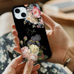 シックヴィンテージパーソナライズされたバラ&アイリス iPhone 15ケース<br><div class="desc">美しく、時代を経ずエレガント、ピンクと白芸術的のバラ、牡丹と繊細な葉を持つ紫の髭のある虹彩のスプレー。カスタマイズ用の編集可能な文字フィールドが含まれ、背景色はカスタマイズ可能。</div>