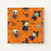 シック不気味ハロウィーン枕 – 無料フェスティバル ノートブック (裏面)