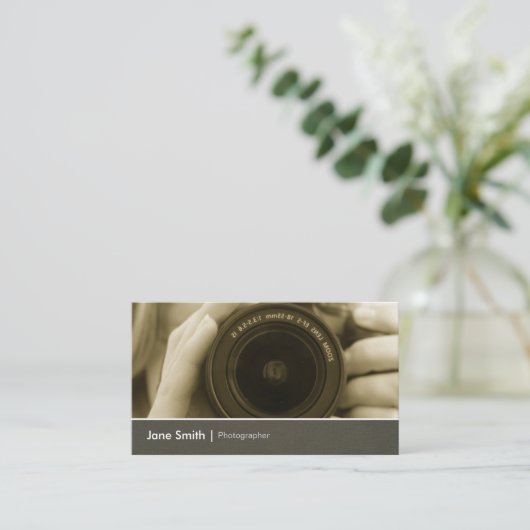 シック写真家フォトジャーナリストのカメラレンズ 名刺 (スタンド正面)