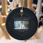 シック医学校卒業写真クリスマス セラミックオーナメント<br><div class="desc">このシックなブラック医学校卒業式クリスマスオーナメントは、卒業生の写真の上に医用カドゥースと黒と金ゴールドの幾何学的な六角デザインを備えているエレガント。2025モダン年に新しい医者やナースに対して人目を引く写真お祝い記念品ギフト。</div>