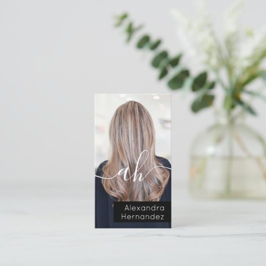 シック白黒ヘアメイクアップフォトイニシャルQrコード 名刺 (スタンド正面)