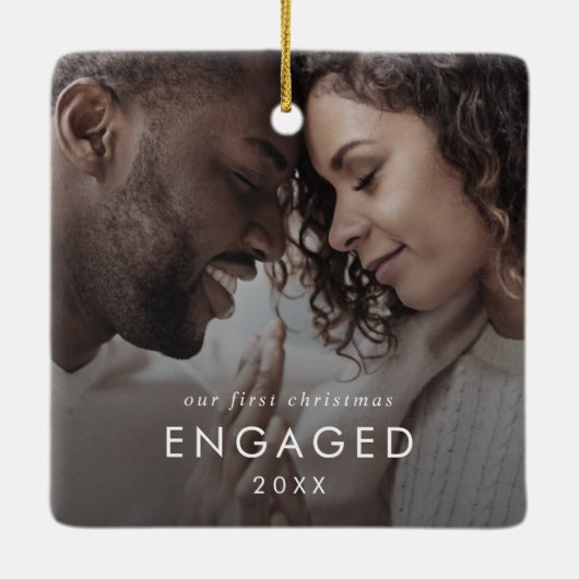 シック私たちの初めてのクリスマス婚約したフォトオーバーレイ セラミックオーナメント (裏面)