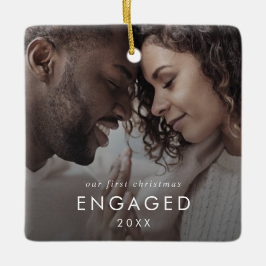 シック私たちの初めてのクリスマス婚約したフォトオーバーレイ セラミックオーナメント (正面)