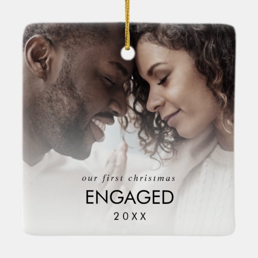 シック私たちの初めてのクリスマス婚約した写真 セラミックオーナメント (裏面)