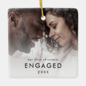シック私たちの初めてのクリスマス婚約した写真 セラミックオーナメント (正面)