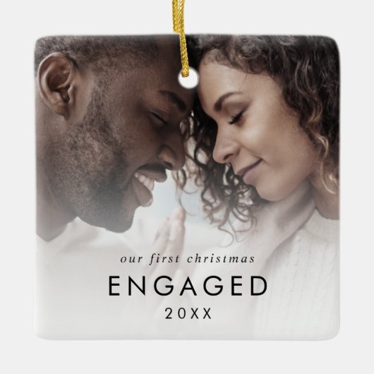 シック私たちの初めてのクリスマス婚約した写真 セラミックオーナメント (正面)