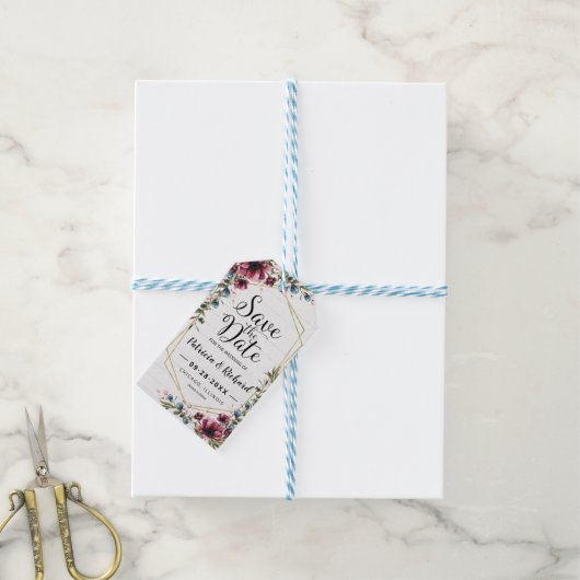 シック素朴バーガンディフローラ結婚式の日付を保存 ギフトタグ (より糸付き)