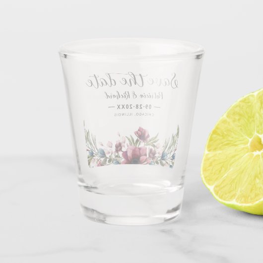 シック素朴バーガンディフローラ結婚式の日付を保存 ショットグラス (裏面)