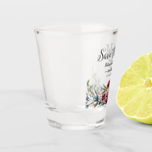 シック素朴バーガンディフローラ結婚式の日付を保存 ショットグラス (左)