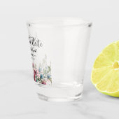 シック素朴バーガンディフローラ結婚式の日付を保存 ショットグラス (右)