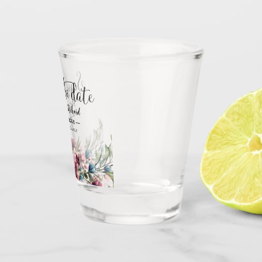 シック素朴バーガンディフローラ結婚式の日付を保存 ショットグラス (右)