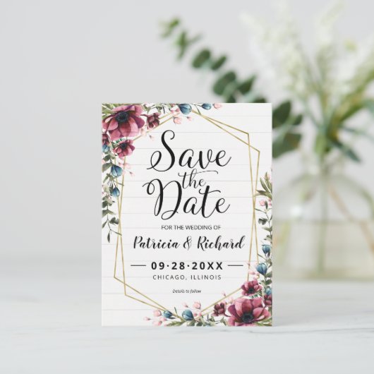 シック素朴バーガンディフローラ結婚式の日付を保存 ポストカード (スタンド正面)