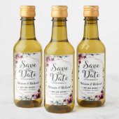 シック素朴バーガンディフローラ結婚式の日付を保存 ワインラベル (ボトル)