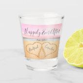 シック赤面ピンクビーチカップルハートサンド ショットグラス (正面)
