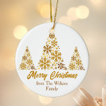 シック金ゴールドスノーフレークスクリスマスツリーパーソナライズされた セラミックオーナメント<br><div class="desc">メリークリスマスの上の黄金の雪片で作られた美しい木の下にあなたの家族の名前とシックな金ゴールドスクリプトのクリスマスの装飾ギフト。トレンディー休日オーナメントと芸術的デザイン。</div>