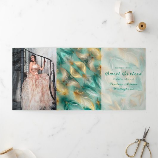 シック金ゴールドフェザーズスウィート16パーティの招待状 三つ折り招待状 (外部)