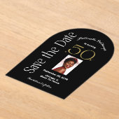 シック50と素晴らしいブラック金ゴールドアーチ日付を保存 アクリル招待状 (レイダウン)