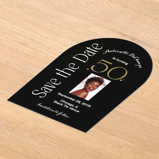 シック50と素晴らしいブラック金ゴールドアーチ日付を保存 アクリル招待状 (レイダウン)