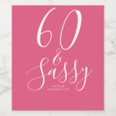 シック60サッシー名60th誕生日ギフトホットピンク ワインラベル (シングルラベル)