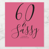 シック60サッシー名60th誕生日ギフトホットピンク ワインラベル (シングルラベル)