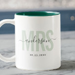シック・ニューMRS名前をカスタムするズ結婚デイトSage Green ツートーンマグカップ<br><div class="desc">キュートモダンなコーヒーマグことわざMRSモダンタイポグラフィでセージ緑色のでトレンディー台本の書道にあなたの苗字を2トンのコーヒーマグで。ピンクのインテリアを愛しているが、多くの色で利用可能。</div>