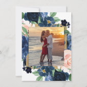 シック ブルーム | ネイビーブルーとフラッシュ モノグラム フォト 招待状 (裏面)