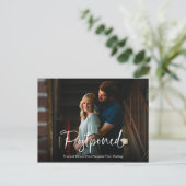 シック・ホワイト・スクリプト結婚の延期された発表 ポストカード (スタンド正面)