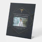 シック・メディカル・スクール写真卒業パーティーへようこそ 台座サイン (正面)