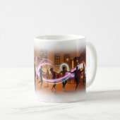 シティの夜、愛とダンスのネオン輝きマグ コーヒーマグカップ (正面右)
