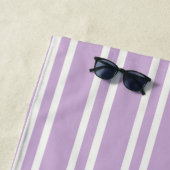 シティシックパープルブリーストライプのデスメイド ビーチタオル (インサイチュ)