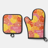 シトラスパターン – 名前をカスタムする – ピンクオレンジレモン 鍋つかみ&鍋敷きセット (正面)