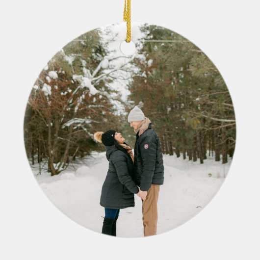 シドニーレッド初めてのクリスマス婚約したモダン セラミックオーナメント (裏面)