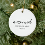 シドニー初めてのクリスマス結婚したモダン セラミックオーナメント<br><div class="desc">クリスマスモダンの飾りエレガントはコンテンポラリー、スクリプトのタイポグラフィで結婚したシンプル"と一緒にあなたの名前とレイアウト結婚の日付を特徴とするテキストのデザイン。背中に写真がお気に入りのある。カラーテーマは白黒であり、デザイン編集ツールを変更することができる。このミニマルスタイルオーナメント素晴らしは、新しいカップルの初めてのクリスマスのためにあ結婚したる。</div>