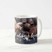 シナモンが付いている白いマグおよびクリおよび文字 コーヒーマグカップ (正面右)