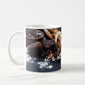 シナモンが付いている白いマグおよびクリおよび文字 コーヒーマグカップ (左)