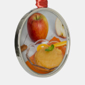 シナモンとオレンジスプーンのアップルソース メタルオーナメント (右)