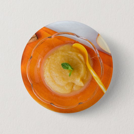 シナモンとオレンジスプーンのアップルソース 缶バッジ (正面)