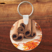 シナモンとサフランの棒のマクロビュー キーホルダー (正面)