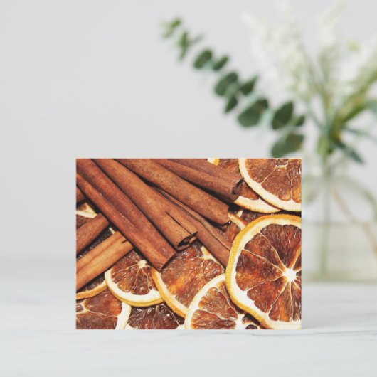 シナモンは乾燥したオレンジのスライスとスティック ポストカード (スタンド正面)