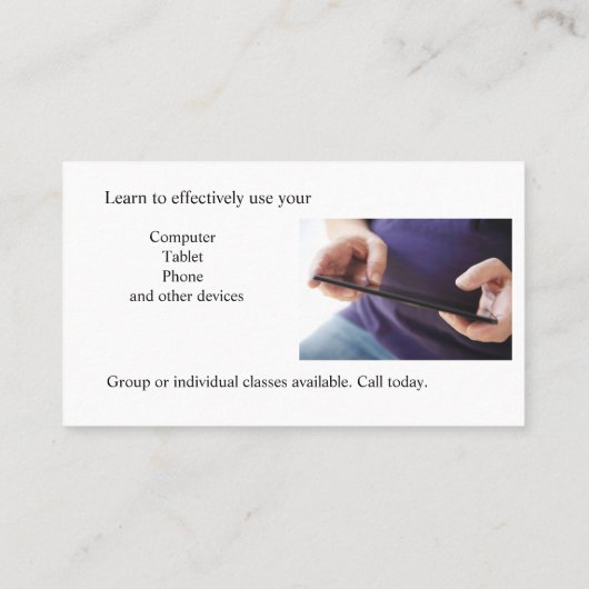 シニアマンがノートパソコンのキーボードを手で操作 名刺 (裏面)